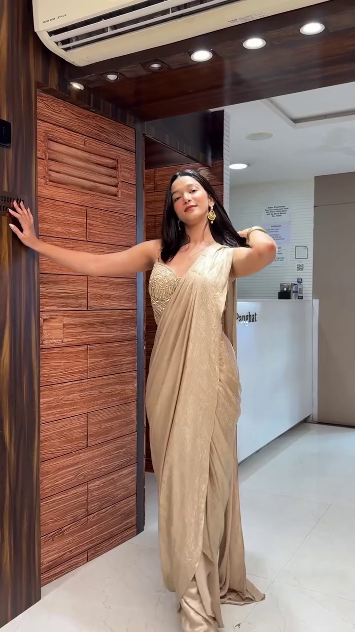 ✨ Champagne Glow Pre-Draped Saree Set – Modern Glam Meets Timeless Elegance ✨