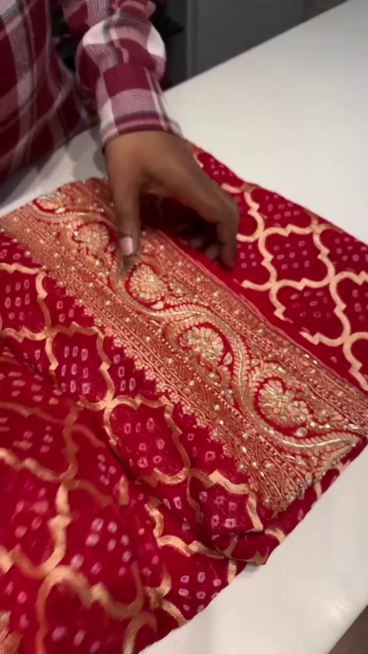 “Royal Scarlet Bridal Banarasi Zari Saree ✨ | Heavy Handwork • Grand Pallu • Premium Wedding Collection • Sizes XXS–XXL”