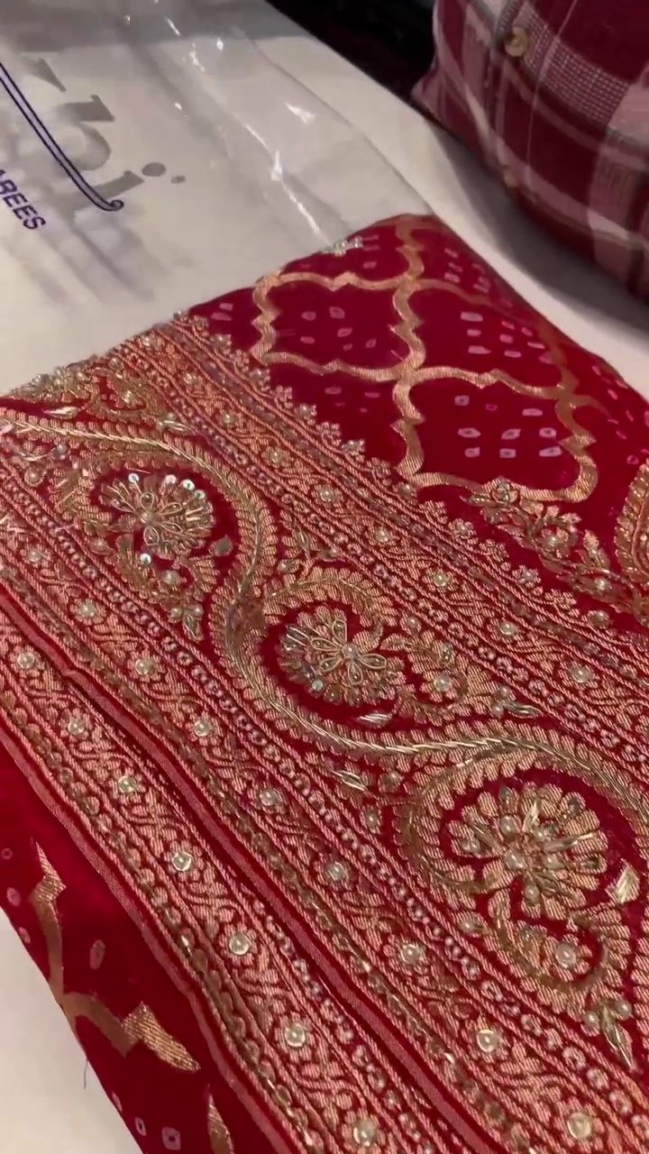 “Royal Scarlet Bridal Banarasi Zari Saree ✨ | Heavy Handwork • Grand Pallu • Premium Wedding Collection • Sizes XXS–XXL”