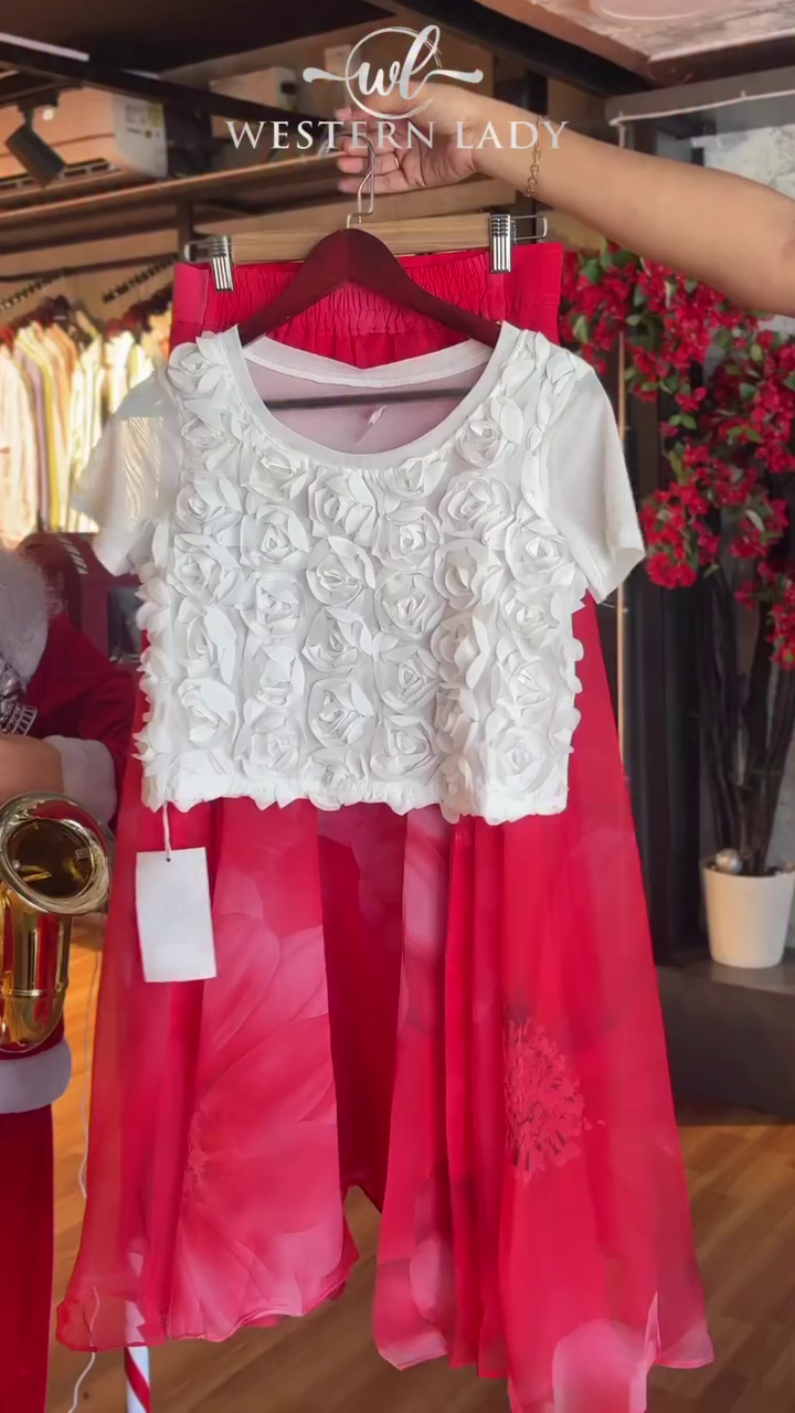 🌹✨ Rose Bloom Elegance Co-Ord Set – Floral Textured Top & Flowing Skirt ✨🌹