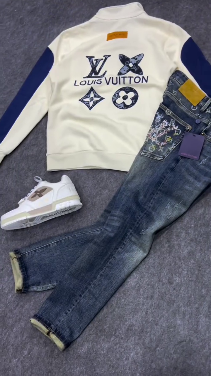 Luxury-Inspired Logo Sweatshirt & Designer Denim Set – Street Style with Premium Attitude 🔥👕👖