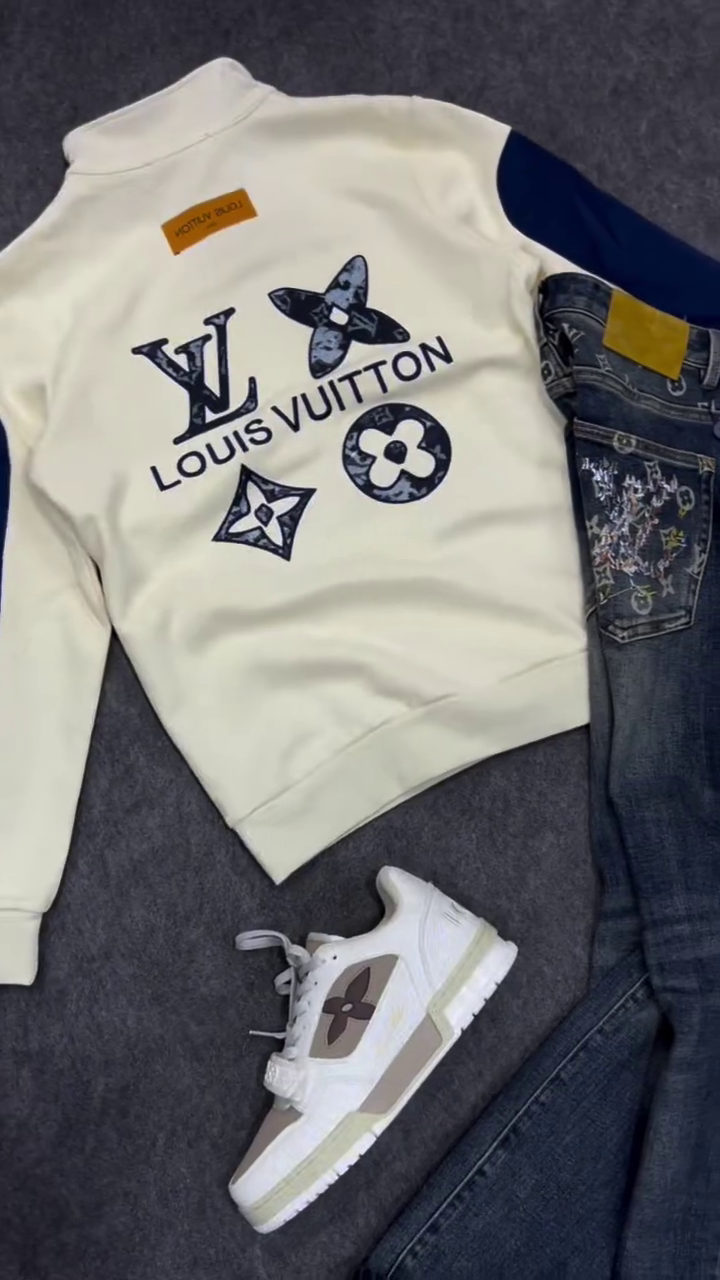 Luxury-Inspired Logo Sweatshirt & Designer Denim Set – Street Style with Premium Attitude 🔥👕👖