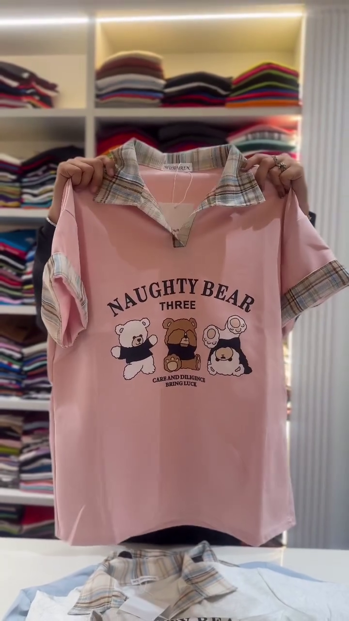 🐻 Naughty Bear Three Graphic Tee – Cute Plaid Collar Casual Top (XXS–XXL) 🤎✨