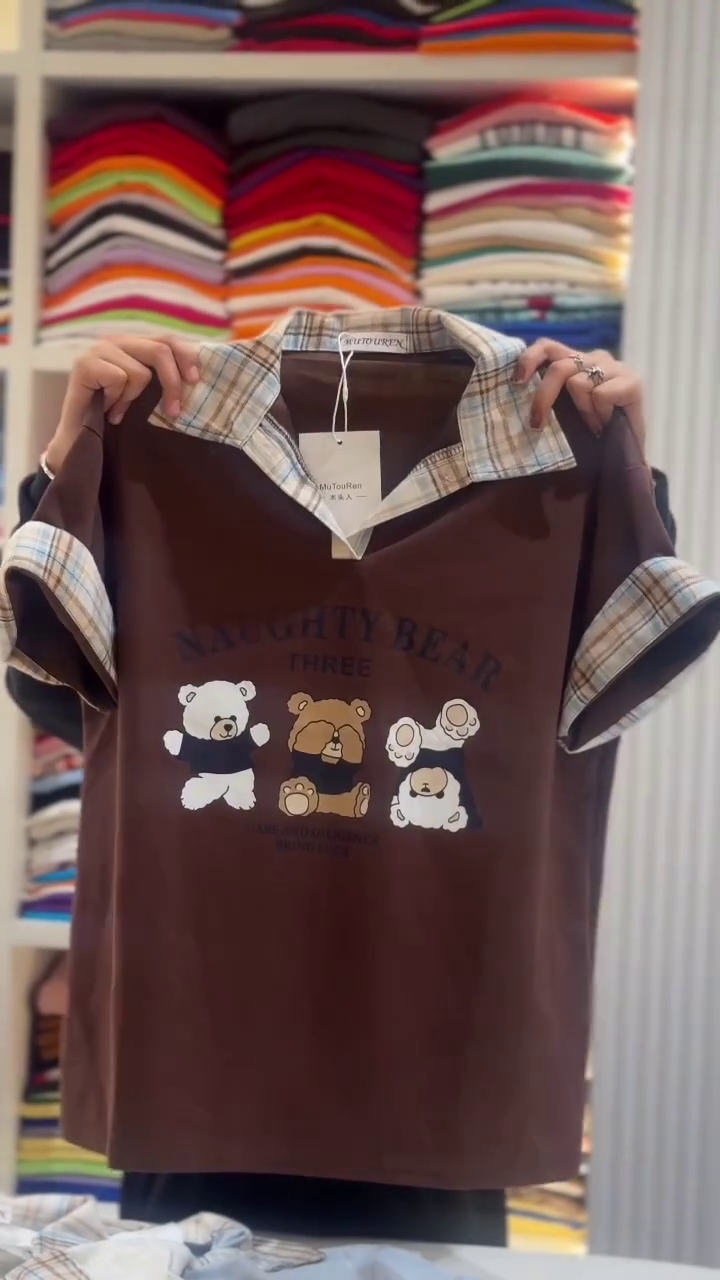 🐻 Naughty Bear Three Graphic Tee – Cute Plaid Collar Casual Top (XXS–XXL) 🤎✨