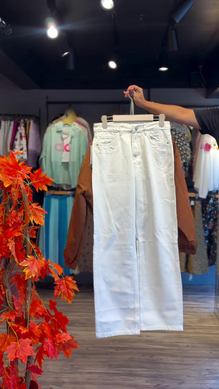 🤎 Urban Chic Cropped Jacket & White Denim Skirt Set – Modern Street Style Outfit ✨🧥👗