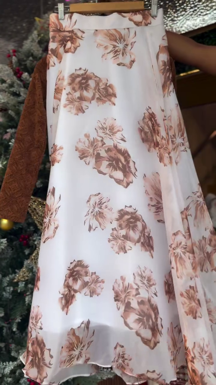 🤎 Blossom Elegance Floral Dress – Lace Top & Flowing Floral Skirt ✨🌸👗