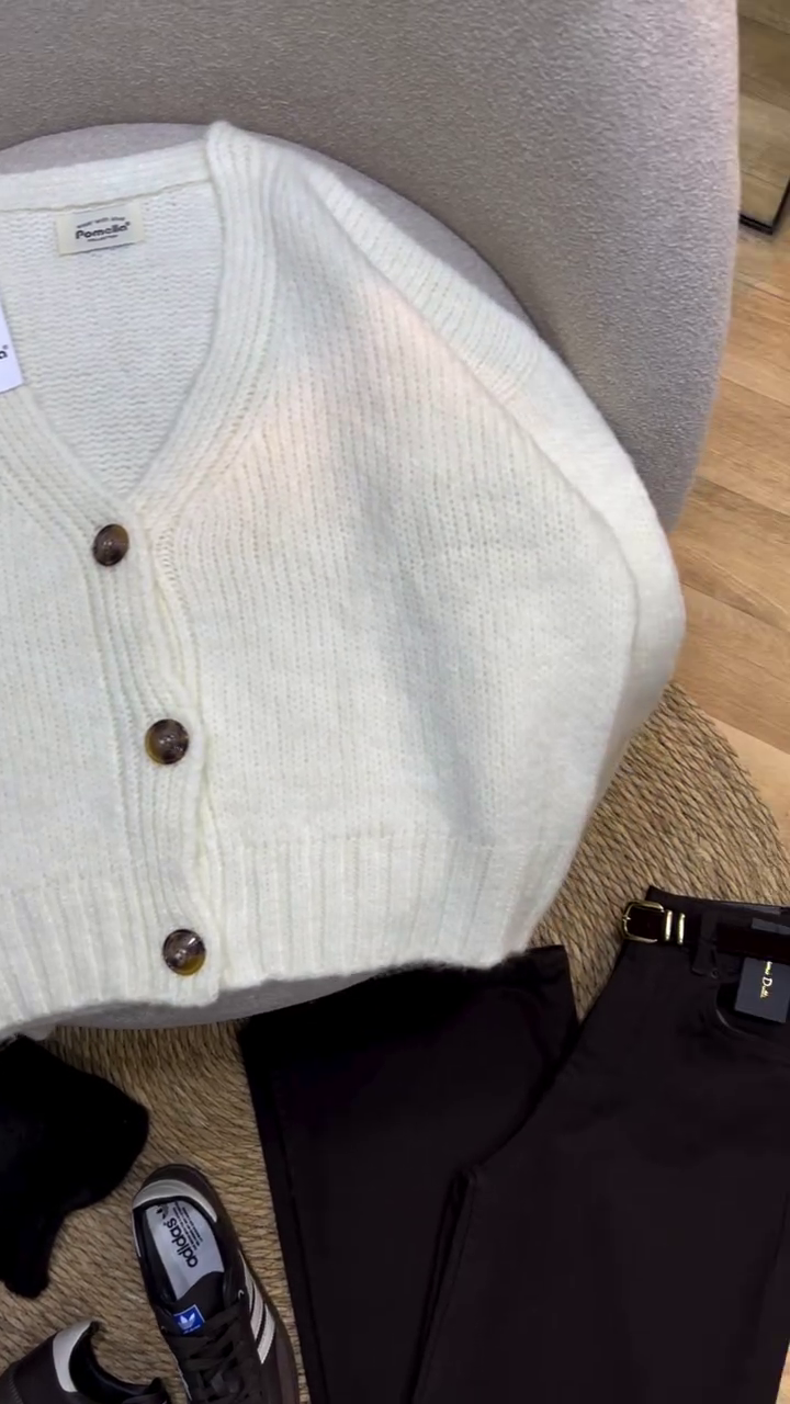 🤍✨ Classic Cozy Button Cardigan – Minimalist Knit Everyday Essential