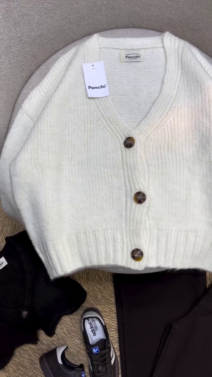 🤍✨ Classic Cozy Button Cardigan – Minimalist Knit Everyday Essential