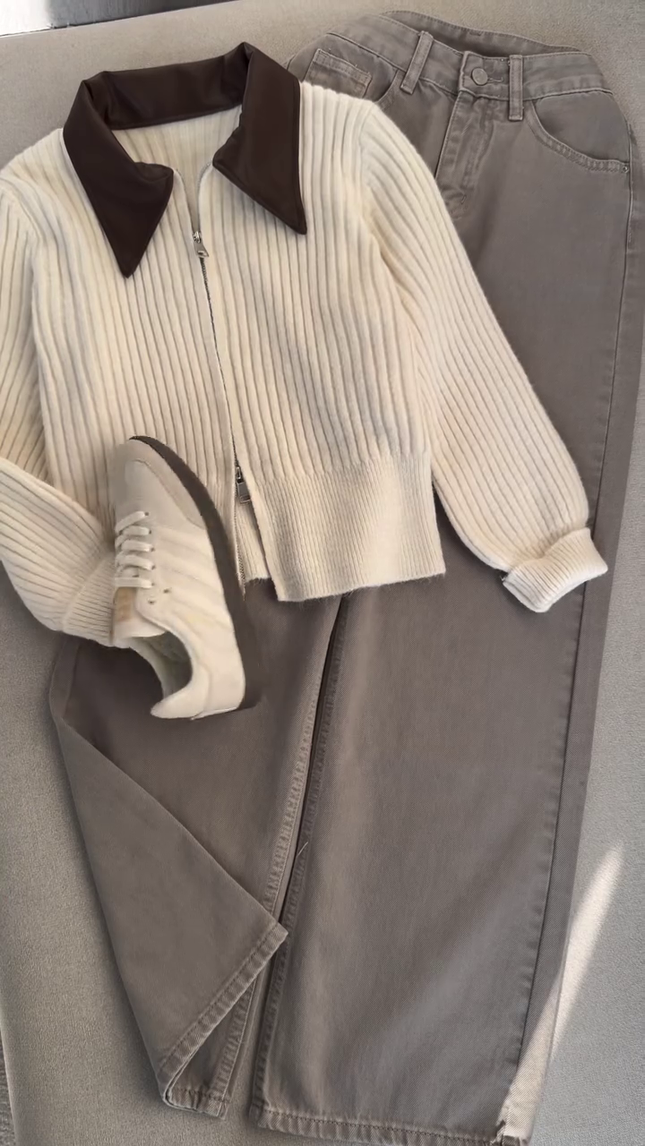 🤍🤎 Ribbed Zip Knit Jacket with Contrast Collar – Elegant Casual Style