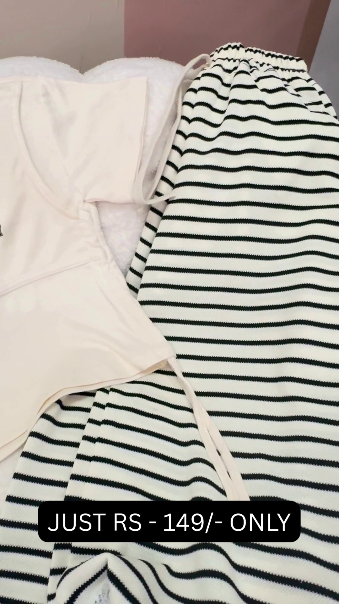 🤍🖤 Casual Striped Lounge Set – Trendy Crop Tee & Drawstring Pants