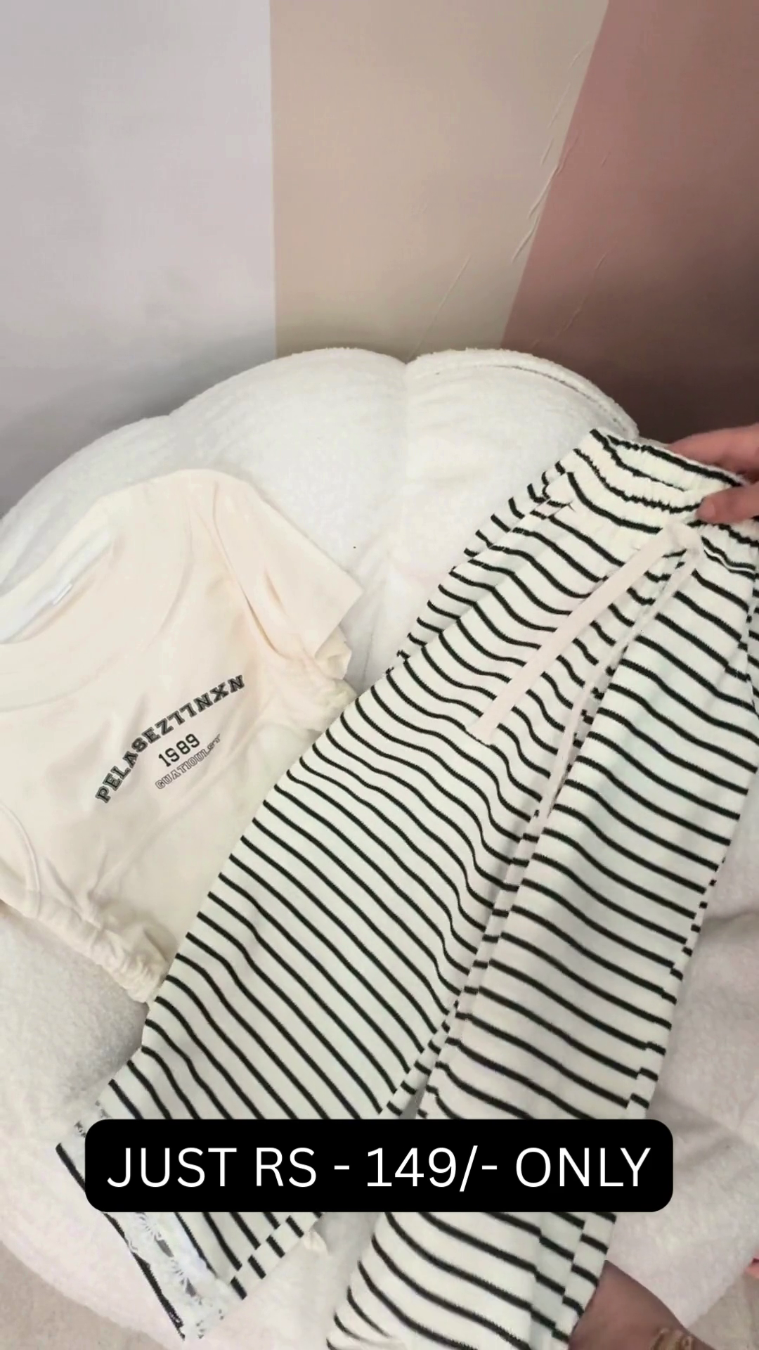 🤍🖤 Casual Striped Lounge Set – Trendy Crop Tee & Drawstring Pants