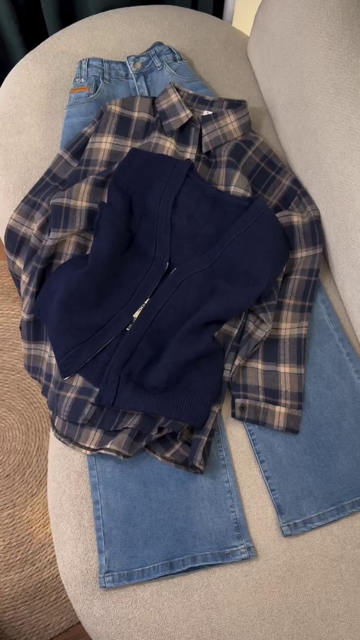 💙 Classic Layered Denim Outfit – Plaid Shirt, Knit Zip Vest & Denim Jeans Set | Trendy Casual Layered Look | Multiple Colors & Designs | Sizes XXS–XXL ✨