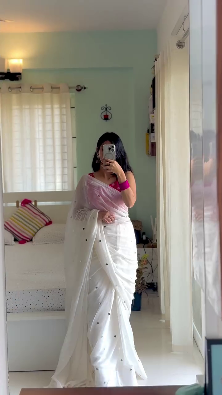 🤍✨ Elegant White Saree with a Touch of Pink ✨🌸