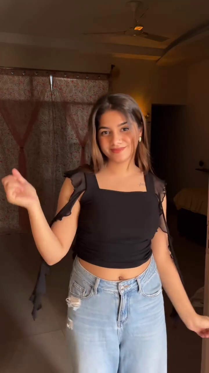 🖤✨ Chic Ruffle Sleeve Crop Top ✨👖