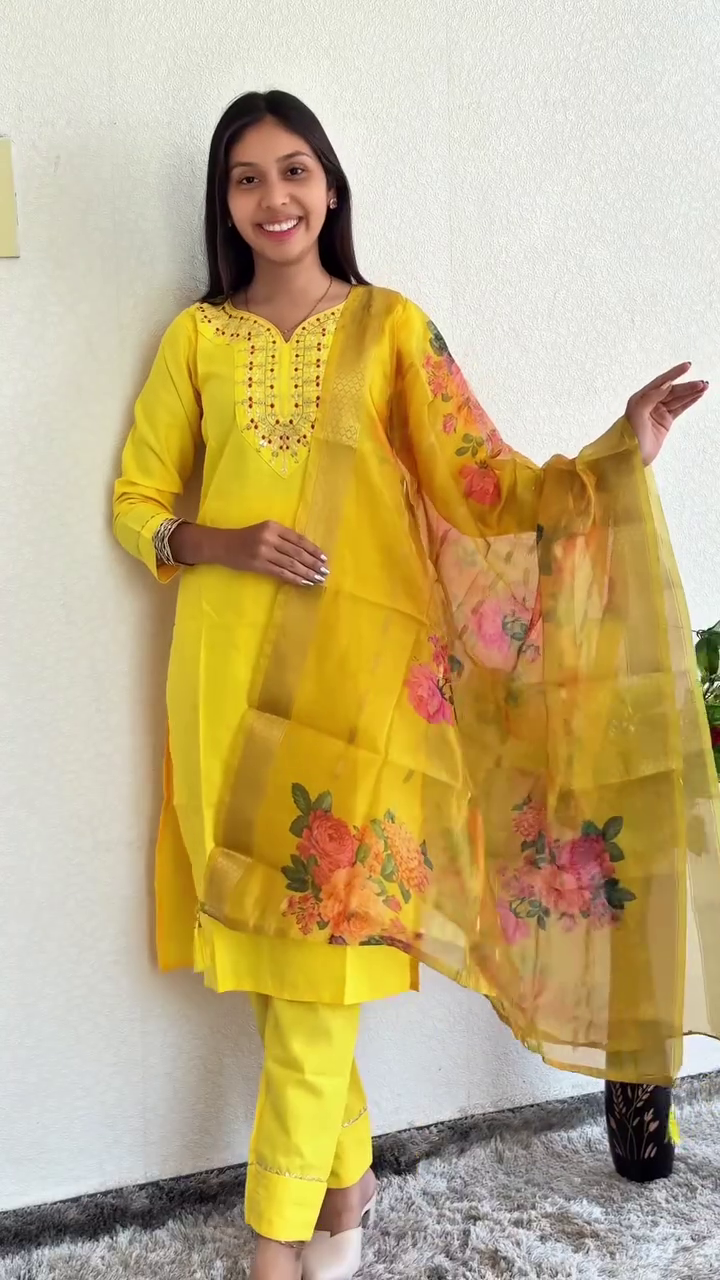 🩵🌸 Elegant Floral Dupatta Kurta Set 🌸🩵