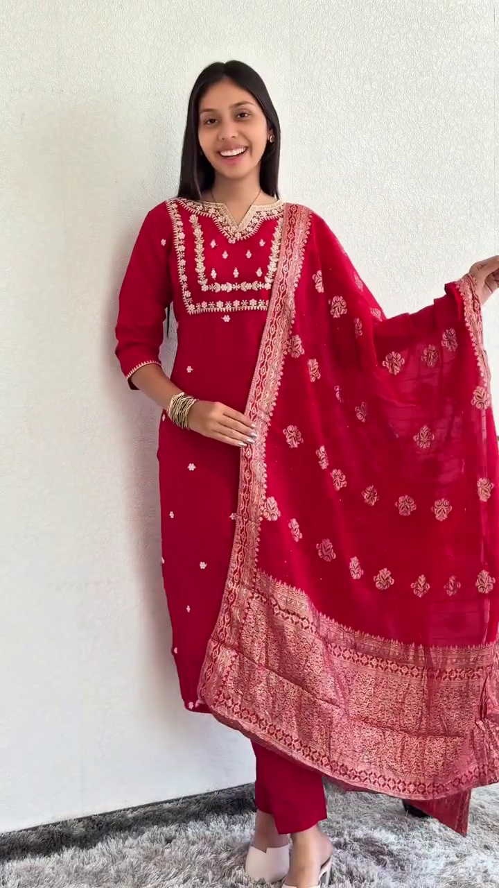 🩵🌸 Elegant Floral Dupatta Kurta Set 🌸🩵